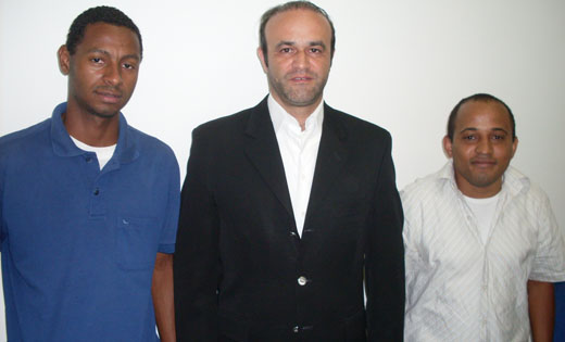 O magistrado César Borges ladeado pelos serventuários da Fórum de Teixeira de Freitas